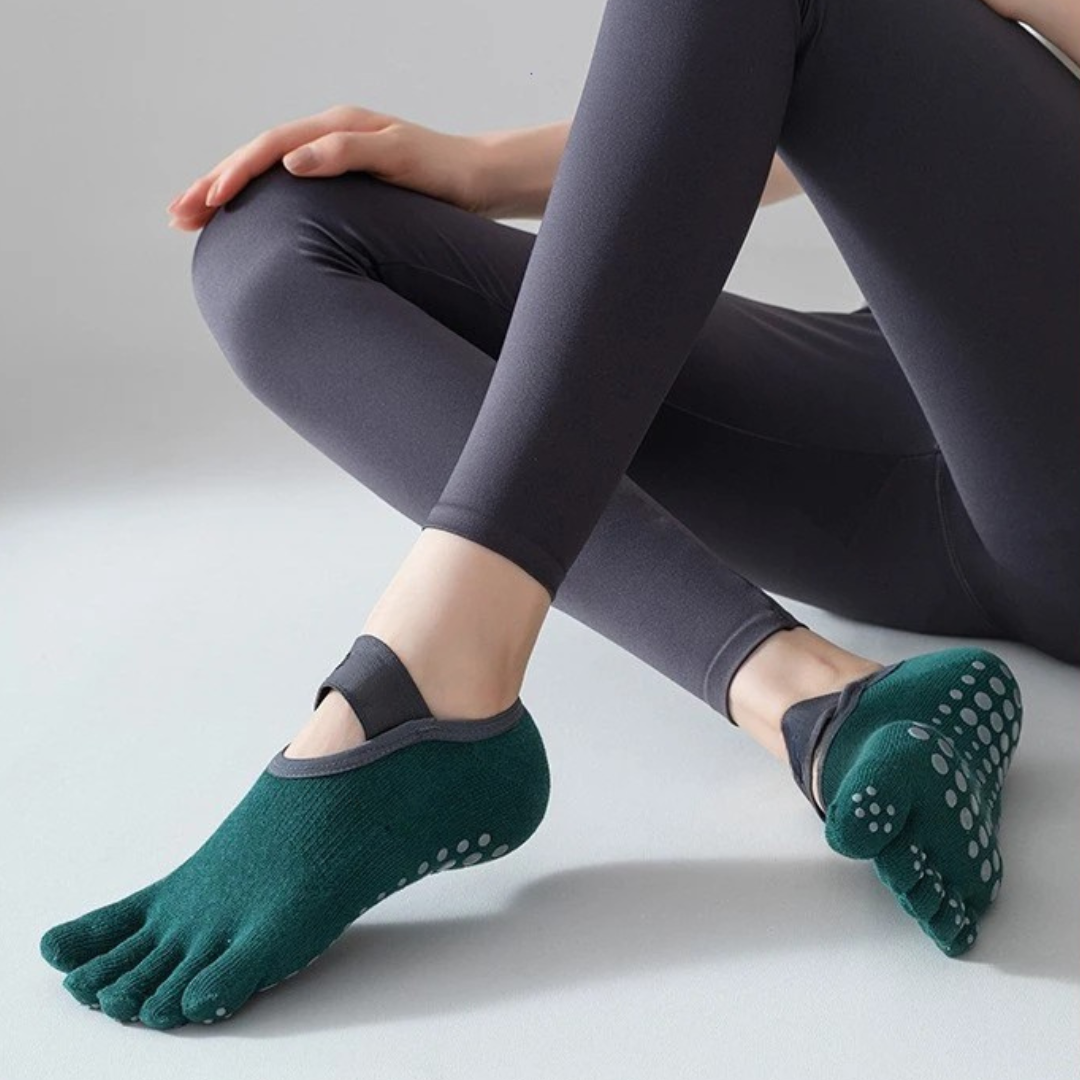 Non-Slip Barefoot Socks – One Size Fits Most (Stretch Fit) – Gri